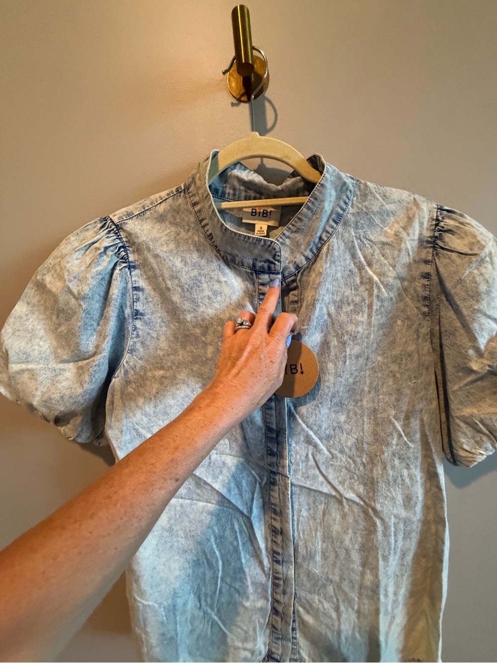 BiBi NWT Light Wash Denim Puff Sleeve Button Down Top – Small - Picture 5 of 5